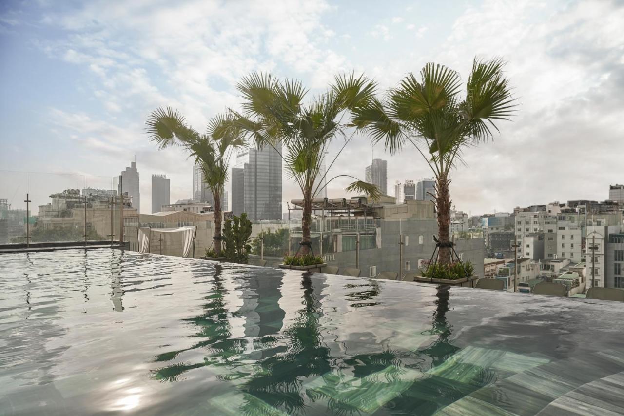 La Siesta Premium Saigon Hotel Ho Chi Minh-Byen Eksteriør billede View from the rooftop pool