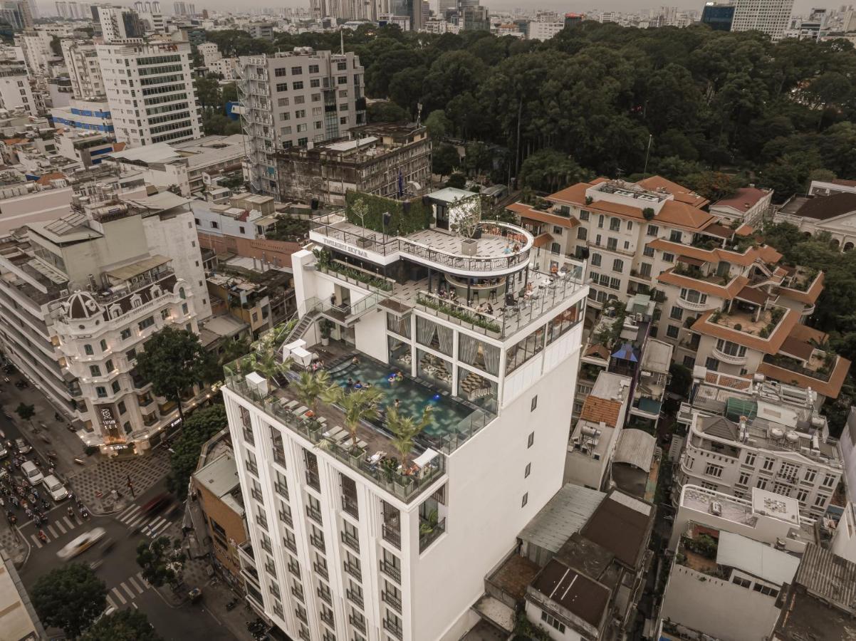 La Siesta Premium Saigon Hotel Ho Chi Minh-Byen Eksteriør billede The hotel's rooftop pool