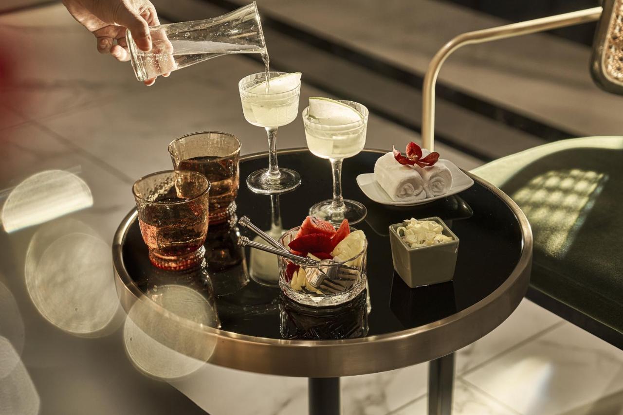La Siesta Premium Saigon Hotel Ho Chi Minh-Byen Eksteriør billede A tray of drinks